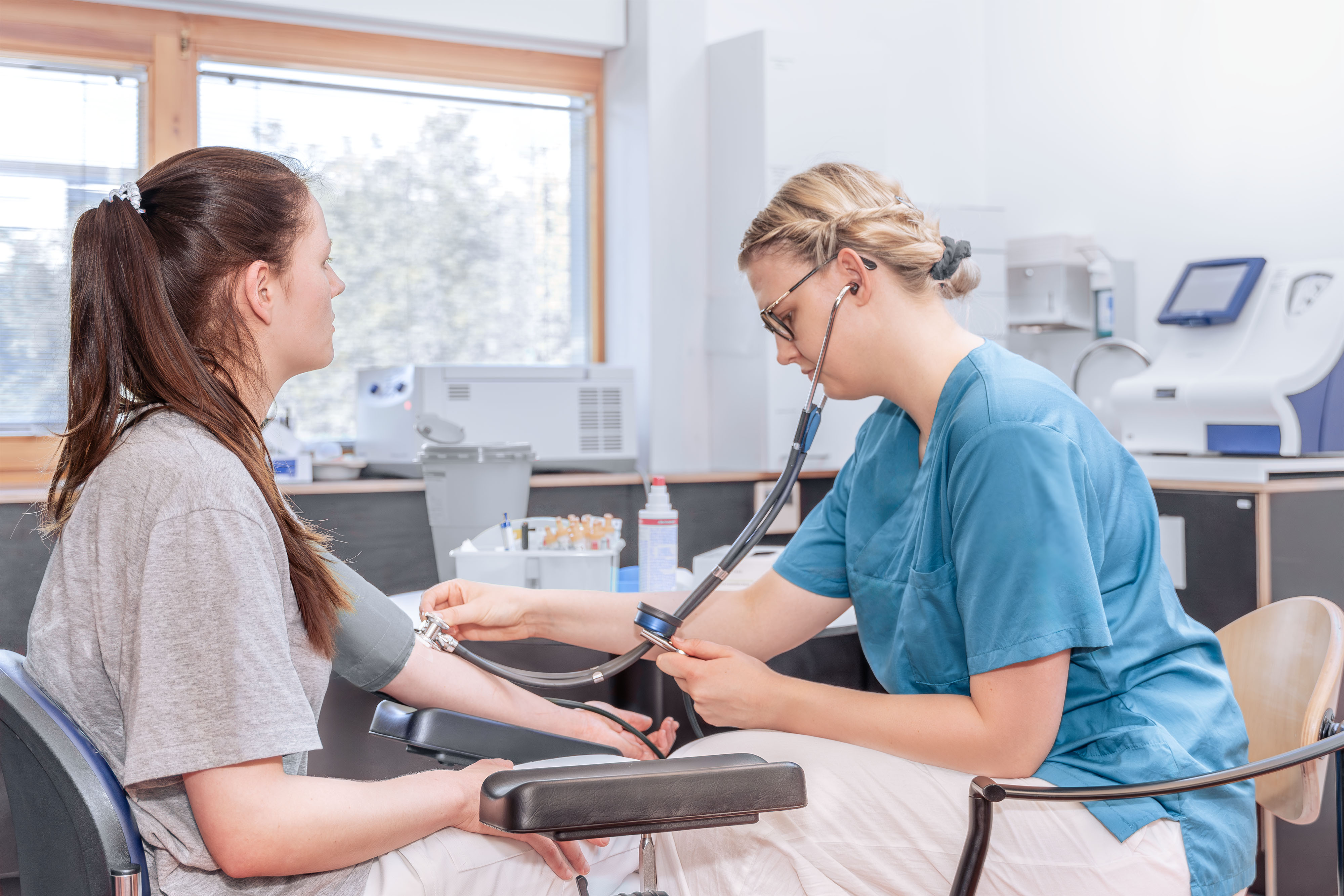 Messen des Blutducks_Pflegekraft und Patientin_Cardiologicum Herzklinik Ulm